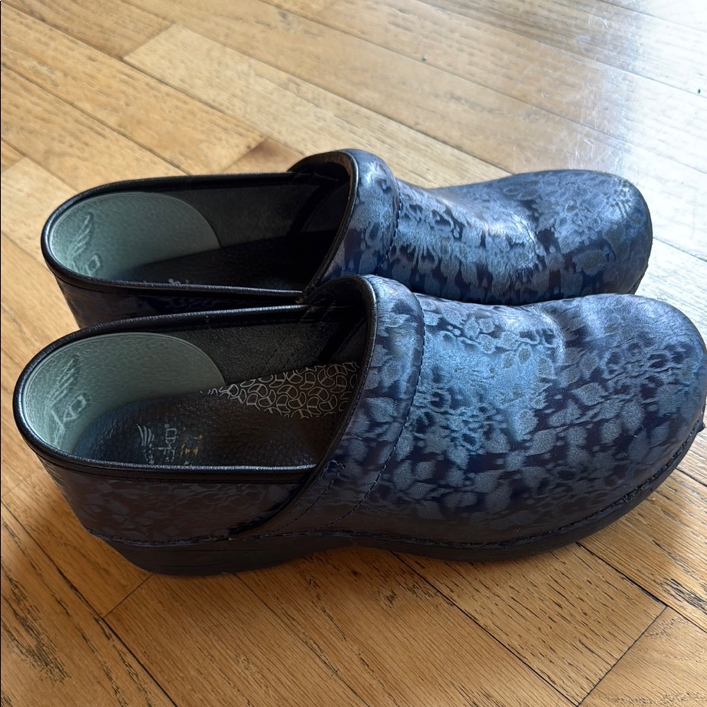 Dansko XP 2.0 Blue Patterned Clogs - Picture 3 of 4